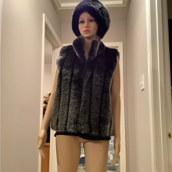 Elegant Black Faux Fur Vest Size Large - Picture 2 of 16